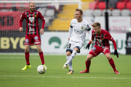Häckens Joel Andersson mot Östersunds Curtis Edwards och