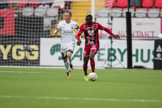 Östersunds Ken Sema mot Häckens Joel Andersson