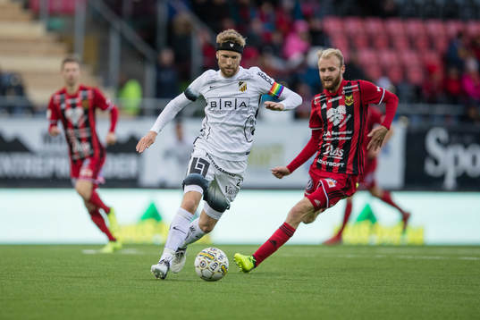 Häckens Rasmus Lindgren mot Östersunds Curtis Edwards