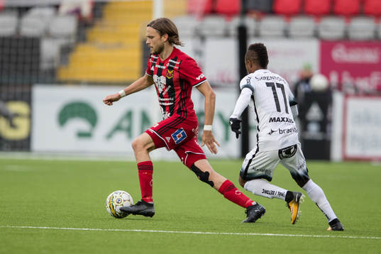 Östersunds Tom Pettersson mot Häckens Nasiru Mohammed