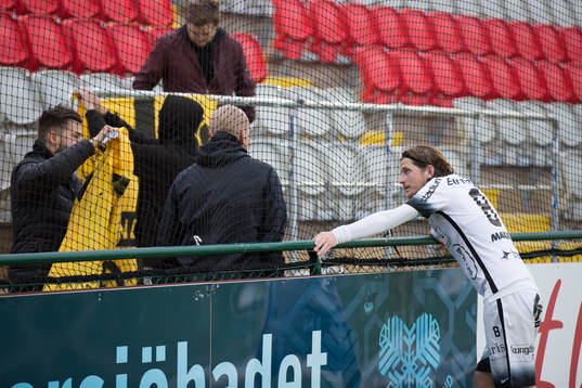 Häckens Erik Friberg pratar med fansen