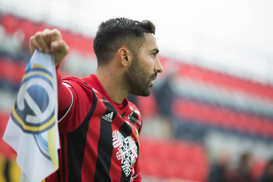 Östersunds Saman Ghoddos står och håller i hörnflaggan