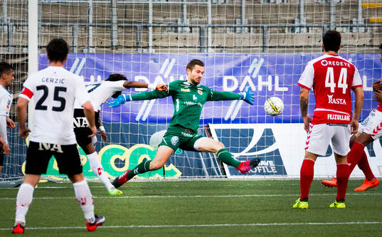Örebros Kennedy Igboananike gör 1-0 på Kalmars målvakt