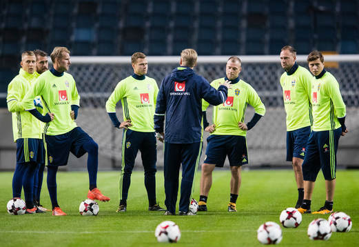 Sveriges målvakt Karl-Johan Johnsson, Ola Toivonen, Viktor