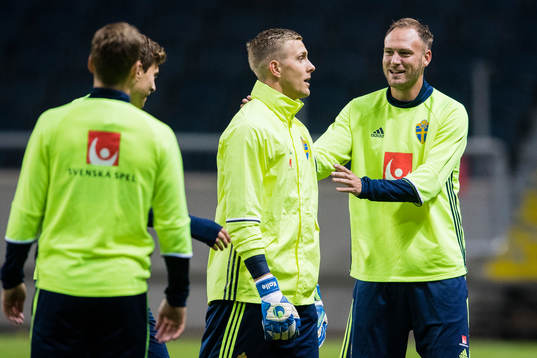 Sveriges målvakt Karl-Johan Johnsson och Andreas Granqvist