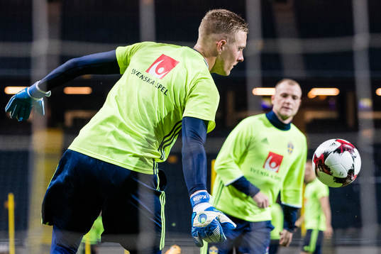 Sveriges målvakt Karl-Johan Johnsson och John Guidetti