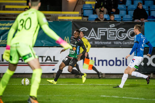 Varbergs Lawson Sabah mot Trelleborgs målvakt Marko