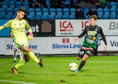 Varbergs Joel Palmqvist mot Trelleborgs målvakt Marko