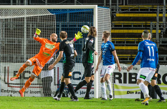Varbergs målvakt Peter Dahlberg gör en räddning