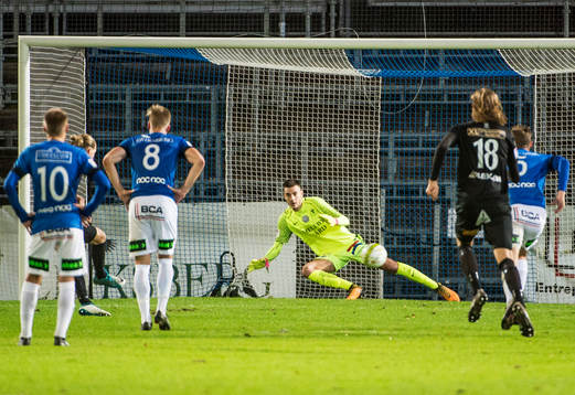 Varbergs Oliver Silverholt sätter 1-1 på straff på