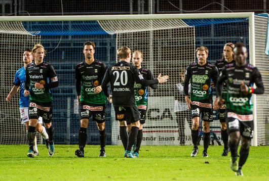Varbergs Oliver Silverholt jublar med lagkamraterna