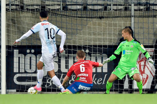 Gefles Deniz Hummet gör 1-0 bakom Helsingborgs målvakt