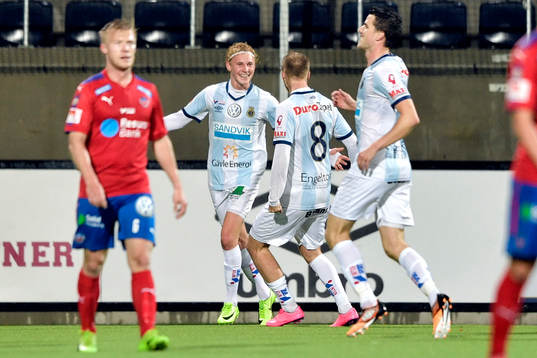 Gefles Adam Bergmark Wiberg jublar med lagkamrater
