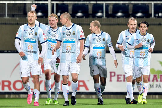 Gefles Adam Bergmark Wiberg jublar med lagkamrater