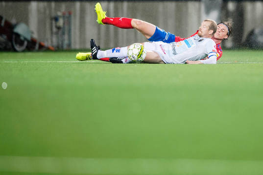 Helsingborgs Carl Johansson fäller Gefles Jonas Lantto