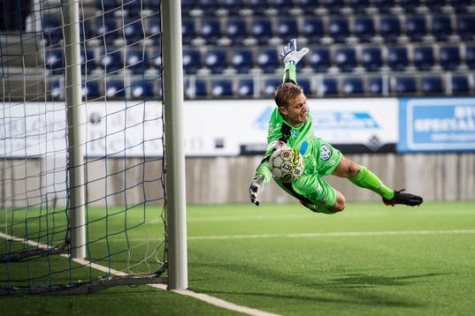 Helsingborgs målvakt Pär Hansson med en räddning
