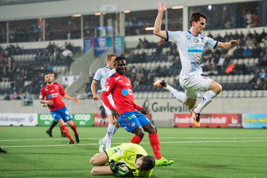 Gefles Jesper Björkman hoppar över målvakt August