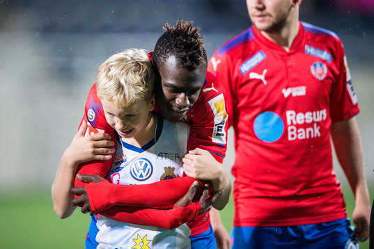 Helsingborgs Edwin Gyimah kramar om sin matchknatte