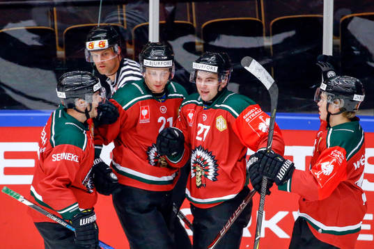 Frölundas Christoffer Ehn jublar med lagkamrater