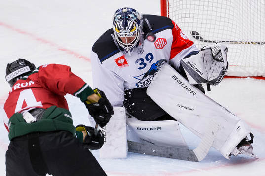 Frölundas Pontus Widerström med ett skott mot Gap Rapaces