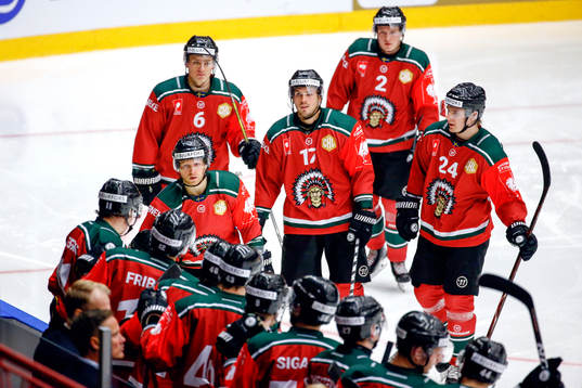 Frölundas Ryan Lasch jublar med lagkarmter