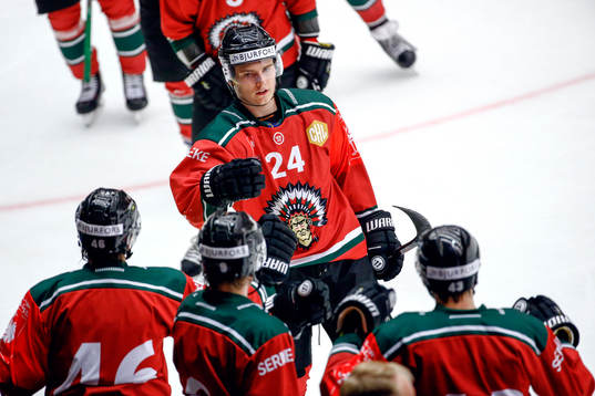 Frölundas Lias Andersson jublar med lagkamrater