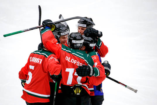 Frölundas Filip Westerlund jublar med lagkamrater
