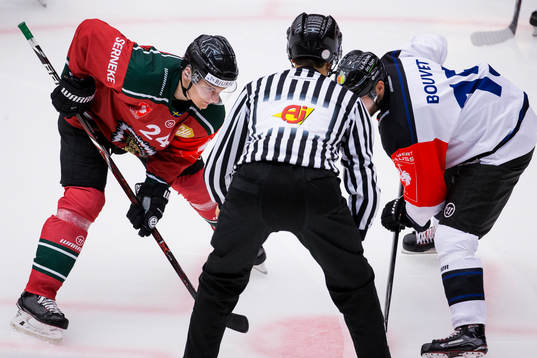 Frölundas Lias Andersson tekar mot Gap Rapaces Maurin