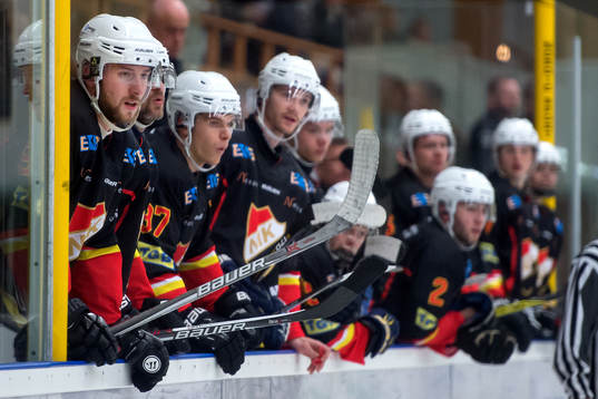 Spelare på nittorps bänk följer ishockeymatchen i