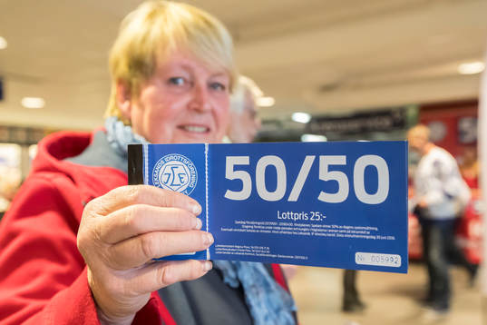 Försäljning av 50-50 lotter innan ishockeymatchen i