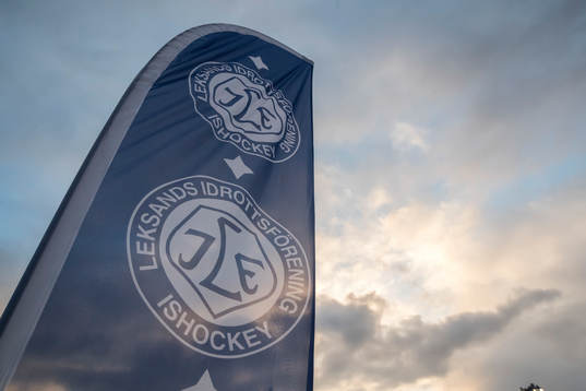 Leksands IF flagga utanför Tegera Arena innan
