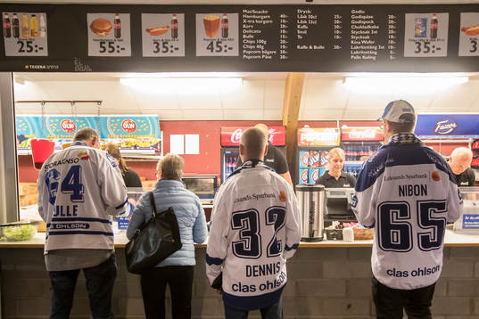 Korv kö innan ishockeymatchen i HockeyAllsvenskan mellan
