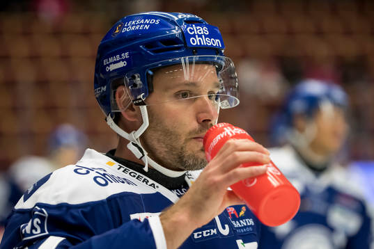 Leksands Jesper Ollas innan ishockeymatchen i