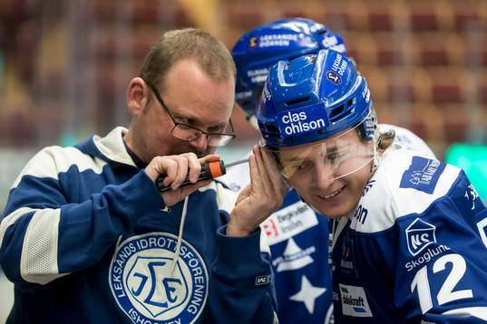 Leksands nya materialförvaltare Rob Flahiff fixar hjälmen