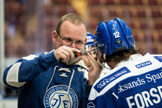 Leksands nya materialförvaltare Rob Flahiff fixar hjälmen