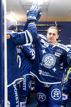 Leksands Fredrik Forsberg på väg in  till ishockeymatchen