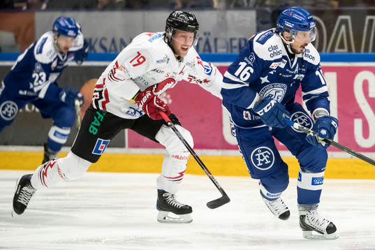 Leksands Fredrik Lindgren  och Vita Hästens Simon Mitman