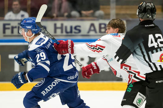 Vita Hästens Christian Kåsastul crosscheckar Leksands