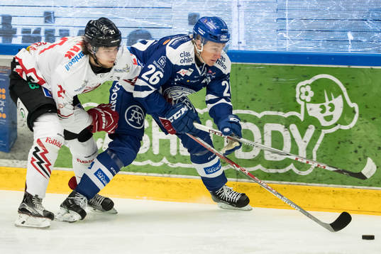 Vita Hästens Kevin Elgstål jagar Leksands Patrik Norén