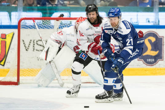Leksands Mattias Ritola framför Vita Hästens Daniel
