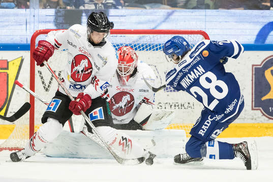 chans för Leksands William Wikman framför Vita Hästens