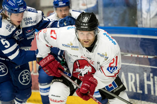 Vita Hästens Kevin Elgstål jagas av Leksands Calle