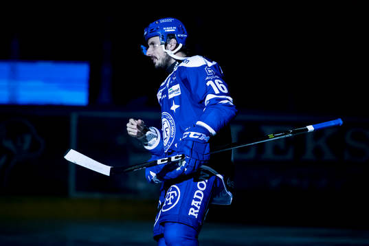 Leksands Fredrik Lindgren   innan ishockeymatchen i