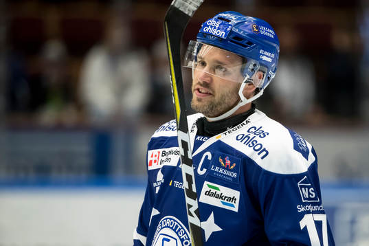 Leksands Jesper Ollas  i ishockeymatchen i
