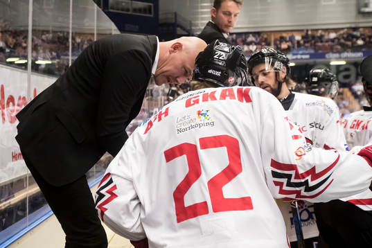 Vita Hästens tränare Jonas Johnson i ishockeymatchen i