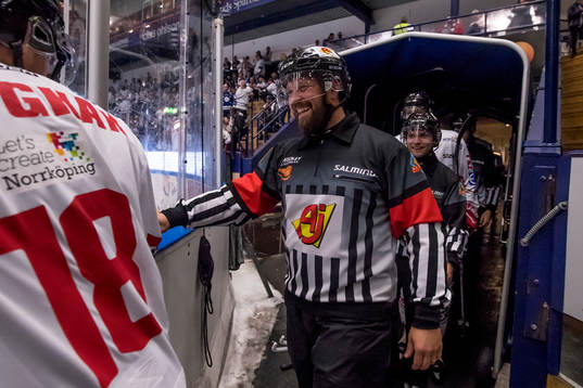 Huvuddomare Pierre Schilken på väg in i ishockeymatchen i