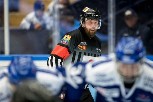 Huvuddomare Pierre Schilken i ishockeymatchen i