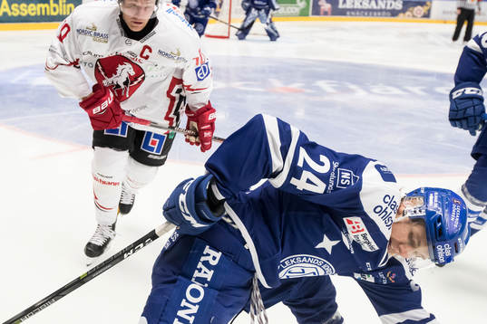 Leksands Isak Skedung och Vita Hästens Rikard Olsen  i