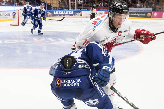Leksands Isak Skedung och Vita Hästens Rikard Olsen  i