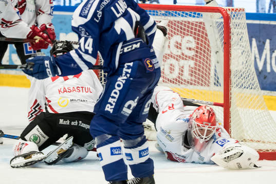 Vita Hästens målvakt Pontus Sjögren räddar  i